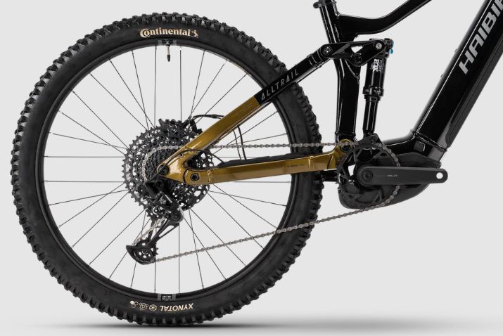 Rowerzysta na Haibike ALLTRAIL 10.5 ABS pokonujący techniczny zjazd